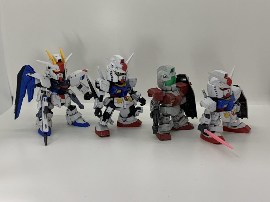 ベースのSDEXガンダム(右端)よりかなり大きく、SDCSのSDフレーム(ジム)とCSフレーム(フリーダム)の間ぐらいですね。SD化パーツ詳細