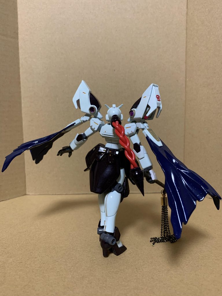 特徴的な髪は外して、コードを束ねて三つ編みを作ってみました。思いの外面倒くさくて、もう二度と致しませんw