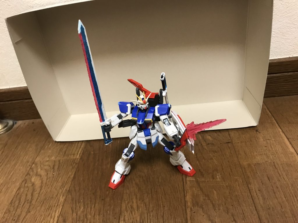 機体名:ソードインパルスガンダム全高:17.7m重量:9.4t格闘戦用シルエット「ソードシルエット」を装着したインパルスガンダムの格闘形態。全シルエット中最軽量である為、本機の運動性を最大限に発揮できる。主に、重力下での格闘戦を得意としているが、機体本体にビームライフルを基準装備させることもでき、中距離戦闘にも対応できる。武装 エクスカリバー2本ずつ装備されている、本機の全高ほどの長さを持つレーザー対艦刀で、大型ありながら片手で振り回すことができ、二刀流や柄同士を連結させて槍やランスのように扱うことができる。また、他のシルエット形態と互換性があり、フォースインパルスガンダムや他の形態でも使用可能。 ビームブーメラン2本ずつ装備されており、そのまま手持ち式のビームサーベルとして運用できるようにもなっている。素体形態の機関砲、対装甲ナイフ、インパルスシールド、高エネルギービームライフルも、引き続き使用可能。