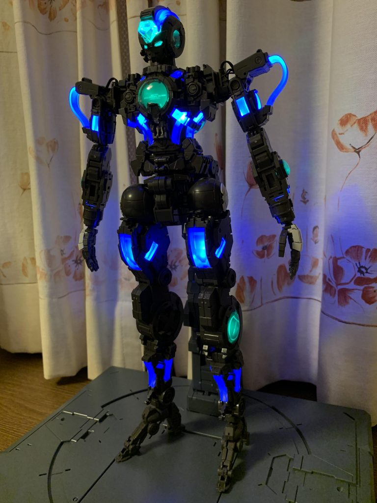 フレームの状態で発光させたところです。外装を付けると隠れてしまうところもあるため、フレームならではの光り方もあります。