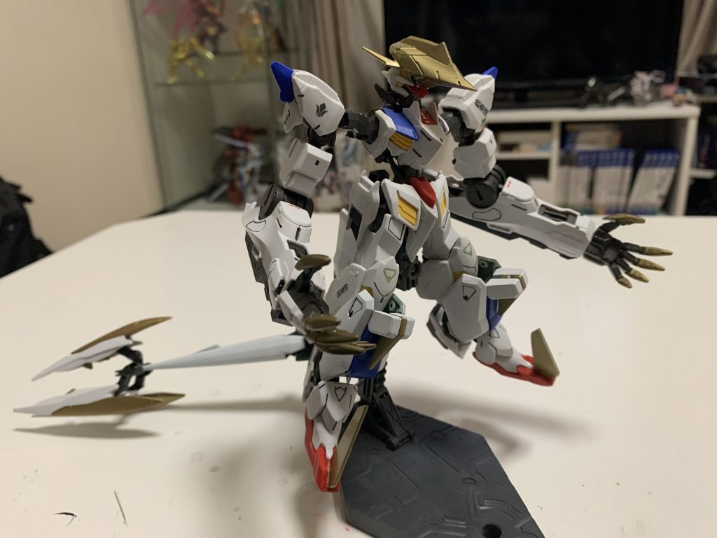 バイパーモードの基本戦闘スタイルは
殴る蹴る潰す
頭部はメイスヘッド、間合いを詰められた時に頭突きで潰します