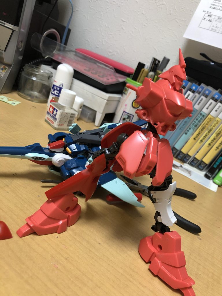 シャア「前回から気になっていたのだが、このカラーはどういう事か?」oyz「大佐の全盛期のカラー、“真紅い稲妻のシャア”の通り名カラーですっ!濃いめの紅に黒を組み合わせて、あのカラーを蘇えらせましたっ!」シャア「私の通り名は“赤い彗星”だが、室長?」oyz「しかも今回!ジャイアントバズも用意したんです!真紅い稲妻のザクって言えばジャイアントバズですよねっ!よく似合ってますよ!」シャア「確かに私もバズーカを使用はしていたがな、室長?」