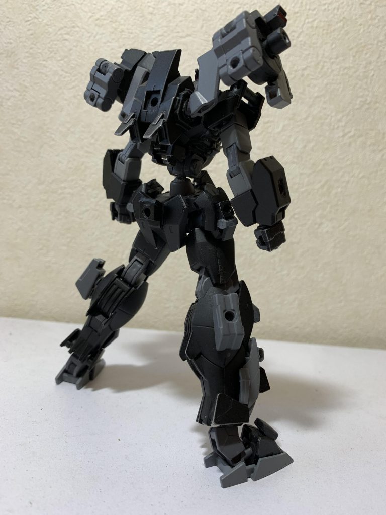 MS-typeG-07 ガンダムリベリオン
パイロット 十六夜久遠
全高 18.6m
本体重量 68.5t
武装･60mm頭部バルカン･専用マシンガン･シールドブレード･ナイフ･レールガン･リベリオン専用大型ヒートブレード『レーヴァテイン』

･世界観設定地球や月で発見された謎の結晶体である『G結晶』の発見で人類は今まで以上の発展をし始めたが、ある日に地球に大災害が起こり、当時の人類の総人口4分の1が犠牲になり、環境や地形を激変させた人類史上の災厄『ロスト･ニュー･イヤー』が起きた。その災厄が起きてしまった原因で地球周辺にG粒子がリング状に覆われ災害が頻繁に起こり、1部の生物や兵器などがG粒子による突然変異、凶暴化した『マルール』と呼ばれる人類の天敵が出現した。人類は滅びを回避する為に、マルールに対抗する為にモビルワーカーを兵器に転用した戦闘兵器『モビルスーツ』を開発した。
･モビルスーツ設定作業用に開発されモビルワーカーを兵器用に転用した人型兵器。装甲は『超硬スチール合金』が採用され、モビルスーツの動力はモビルワーカー同様にバッテリーで稼働してる。
･ガンダム設定モビルスーツを開発したものの、マルールの圧倒的な物量に押される人類は多対一による戦闘が行える兵器を開発することになった。それこそが『ガンダム』と呼ばれる人類の切り札である。ガンダムは災厄を引き起こしたG結晶を動力炉にした『G機関』が採用され、G機関から得られる莫大なエネルギーであるG粒子によって通常のモビルスーツと比較にならないパワーを持つ高出力機であり、G粒子を推進力に変換させることが可能で推進剤なしで飛行が可能で重装甲ですらG機関が搭載されてない高機動モビルスーツよりも高い機動力をもち、輸送機無しでの長距離移動が可能になった。高い防御力とビームに耐性がある最新の装甲材質である『ゾルギア合金』を使ってる他、G粒子を機体周辺に展開しあらゆる攻撃から機体を守る『バリア』と呼ばれるものが存在し、そのバリアを利用した大気圏突入が可能。高いスペックを持つその反面、ガンダムのシステムは通常のモビルスーツより複雑になり、更に高性能である為にそれに耐えきれるパイロットがいなかった。その為、ガンダムの操縦できるパイロットが必要になり、生み出されたのが『人間兵器』と呼ばれるガンダムの操縦が可能な強化人間だった。人間兵器は、脳に特殊なチップが埋め込まれ通常の人間とは比較にならない処理能力を得て、ガンダムの複雑なシステムを脳で直接制御することが可能になった。それにより、従来の操縦より思考で操縦してるので極めて高い反応速度と高い精度を獲得してる。また、薬物投与により肉体強化が施され、通常では耐えられないGや、人間離れの高い身体能力をもつ。
･機体解説今回紹介するガンダムリベリオンはそのガンダムの1機である。汎用性を重視に開発され、機体各部にハードポイントが設けられ、あらゆる既存の装備から最新の装備などを搭載することが可能になってる。本来なら本機は専属のパイロットがいたが戦死し、偶然にもマルールの襲撃時に人間兵器である『十六夜久遠』が搭乗し、それ以降彼女の専用機になった。