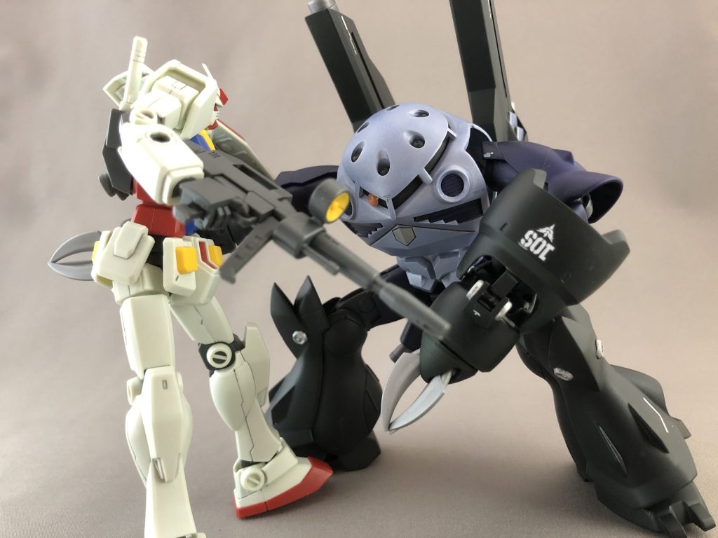 ズゴックといえばこのポーズ!
ご協力はリバイヴガンダムさんです。癖がなくよく動いて良いキットですよね!
さて、ここまでは今のところ普通のズゴック、では