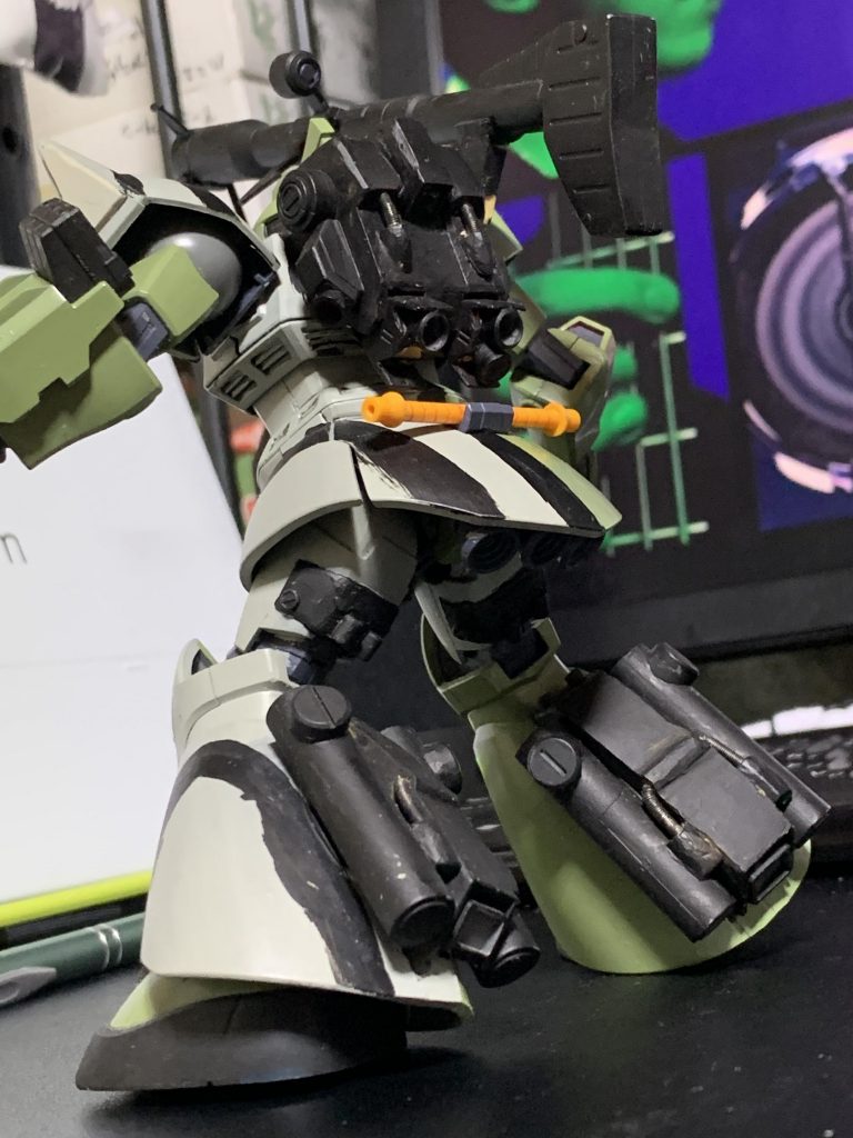 膝裏にはシリコン材のパイプをつけていたにも関わらず素材の劣化で破損紛失。
しかしシリコン材以外となるとそれこそ普通の紐やメッシュパイプしか……!!!
ライン引きはフリーハンド。
もう少しマシになるように修行してから再挑戦したい。
やりたくない。