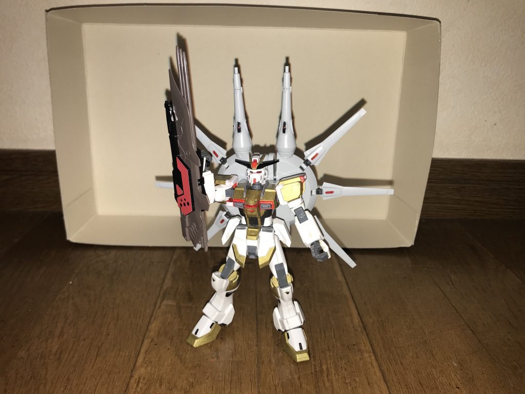 この他にも、以下の特殊能力や機能を保持している。ゴルドフォトンアイ本機の最大の特徴の一つであり、本機のツインアイに内蔵された干渉装置。この装置から放つ赤い光によって、敵MSの武器を強制的に粒子化して、再び再構成する形で、本機の手元に置く。これにより、敵の所持している武器を強制的に粒子化して強奪し、自分の物にする事ができる。また、本機が使う際、強奪した武装は威力が底上げされる。他にも、手持ち武器だけではなく、敵の外装パーツなども奪う事が可能で、ストライクガンダムなどが装着するストライカーパック、固定装備パーツ、果てはエンジンそのものを奪う事すらできる。*しかし、ツインアイに支障をきたすと、ゴルドフォトンアイも使用不可能になる為、頭部は弱点となる。また、特殊能力への耐性を持つMSや細胞の力自体が強すぎるMSは、専用武装や固定装備、機体に関わるものは強奪ができない。ただし、この特性自体が完全に無意味と言う訳でもなく、他の機体や外部から借用・奪取した武装であれば、問題なく強奪が可能(これは、専用武装でも固定装備でもなく、機体とは無関係の武装にあたる為)。粒子操作能力両手から粒子を自在に操作する事で、*バリアの形成、エネルギー波や光弾による攻撃、粒子で構成した触手による攻撃など、多彩な攻撃が可能となる。