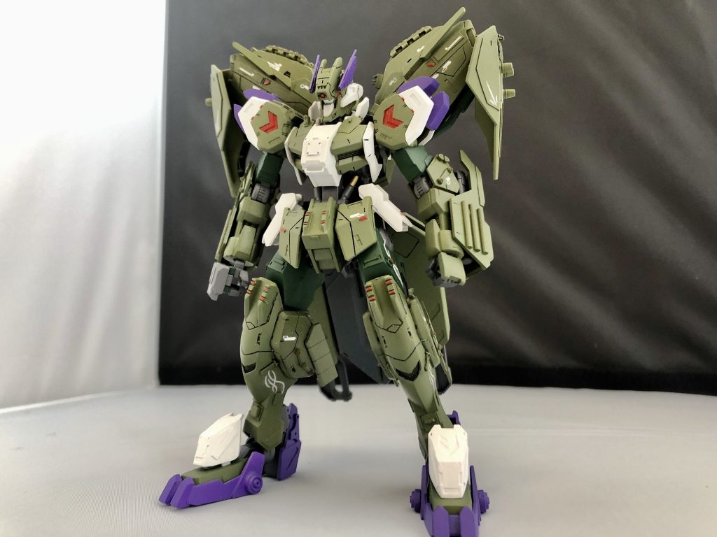 武装なし、隠し腕収納状態。