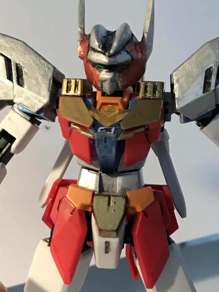 制作途中でアンテナが折れてしまったのでマーズフォーの腕に付いている爪を切って頭につけました。
かえってアンテナが太くなって良かったと思います。
剣狼マークはWordで小さく印刷して貼り付けました。