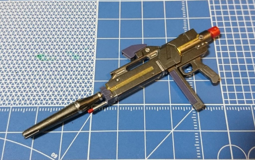 [ビームライフル]
ガンメタリックで下地塗装し、ゴールド、シャインシルバー、メタレッド、メカグレーで部分塗装（筆塗り）