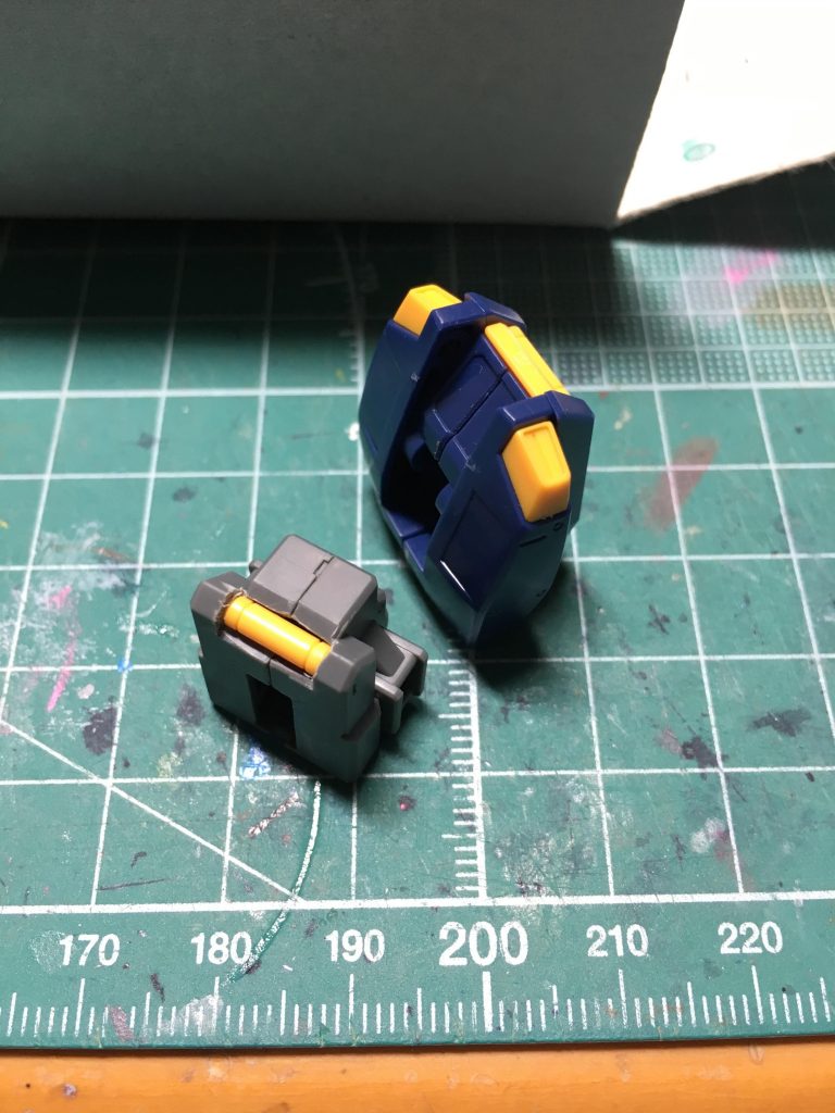 工作内容は前述の通りヘイズル改と共通なので、アドバンスド特有のパーツのみ説明します。
 背面のマルチコネクターですが、前方部のロールバーは成型の都合上ど真ん中に合わせ目が出ます。合わせ目処理と塗り分けを容易にするため、通常のブースターポッド後部に使うA③パーツを使用。
 ロールバーの部分を彫刻刀で削り取り、開口部を広げてあげます。左右パーツに2mm穴を開けてやり、A③パーツを組みこめばOKです。