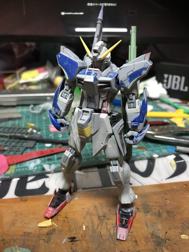 胸の部分の延長とプラ板はりはり、筋彫りをしてます。