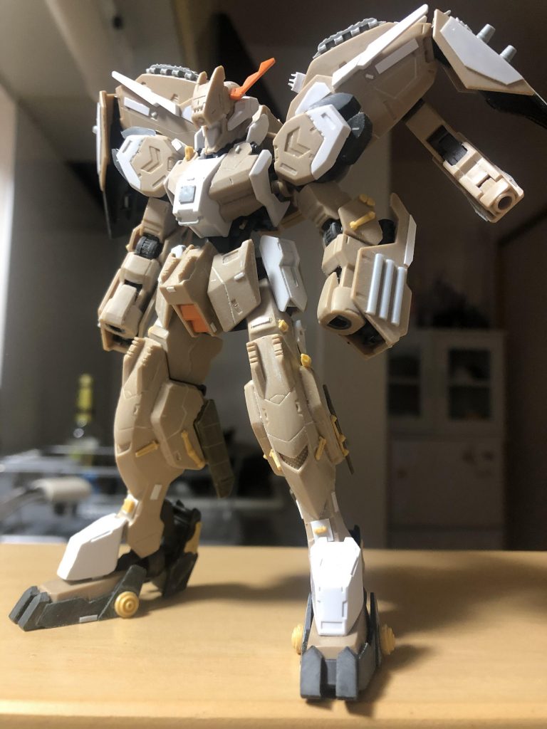 スケモのパーツ転用や、モールドや筋彫り追加をメインに工作。
まだアンテナをなくす前なので、キットのものが付いてますね。