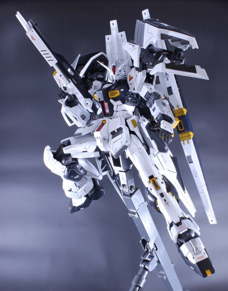 ラストはポージング! ここで思うんですよ、νガンダムの定番ポーズってなんだろうと·····ある?ない? それはさておきカッコイイ