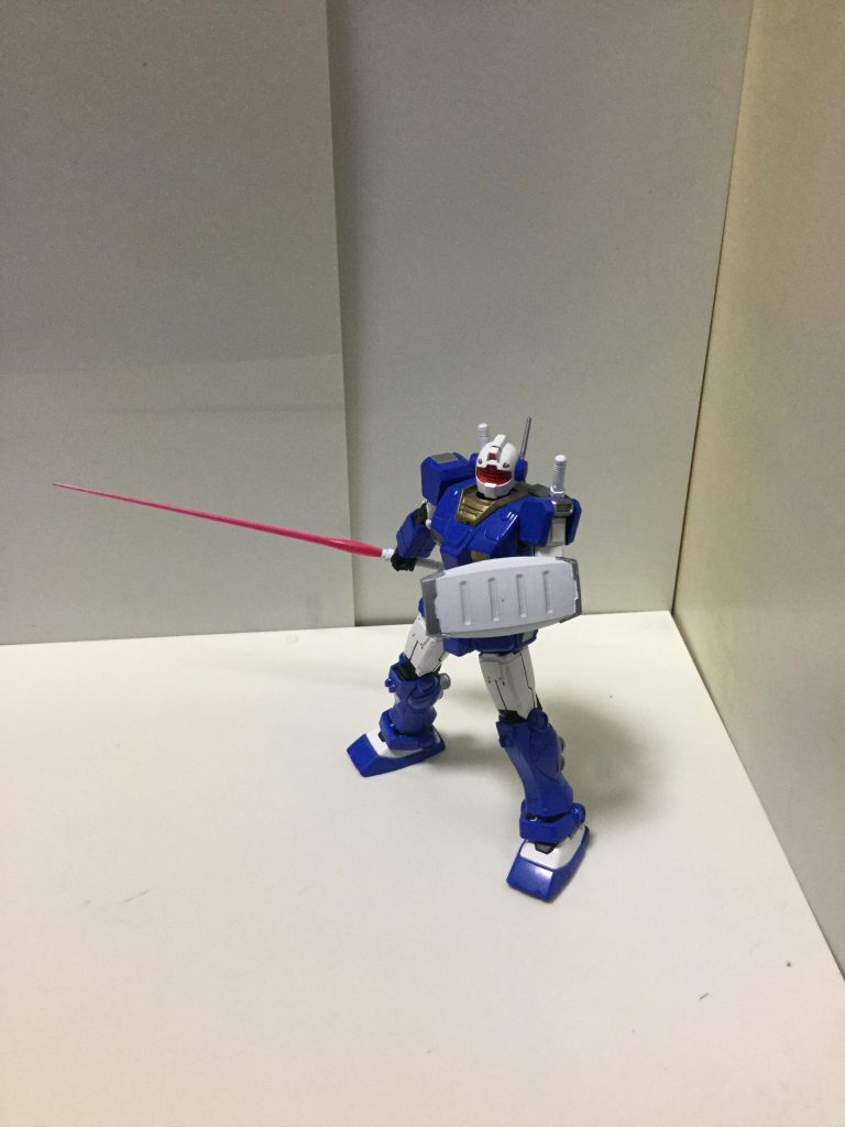 最初はシールドも無しの予定だったのだが、ガンダムエースの付録品を見つけて小型シールドを装備する事を決めました。