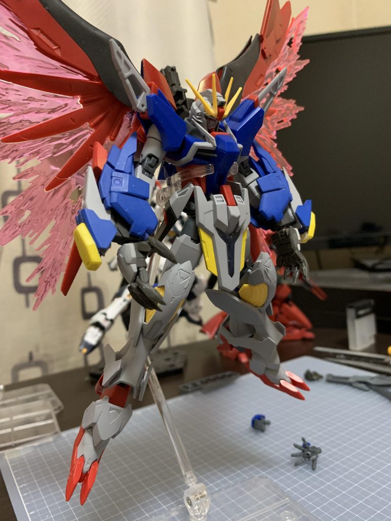 全システムを解放した姿です。手足にバックパックにマウントしていた追加装甲が展開、装着して近接特化になります。