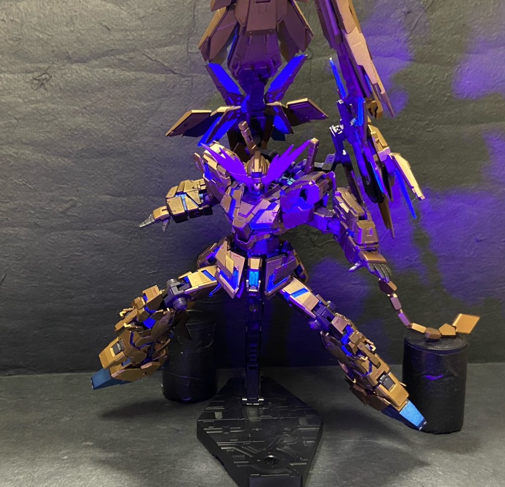 サイコフレームがブラックライトで光るのは変わらず。