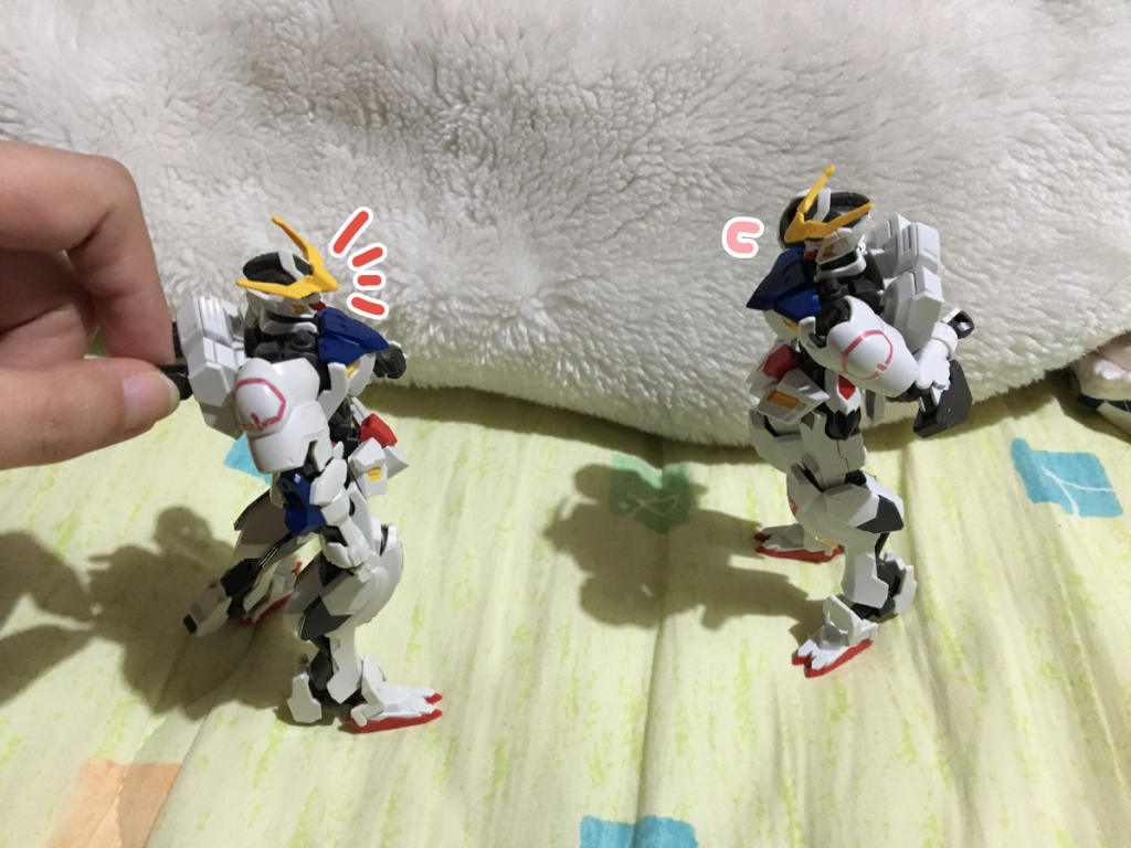 とりあえず、もう一度会わせてみました。
飛びつかないようにバックパックを持っているから、多分大丈夫でしょう。
元々うちにいたバルバトスちゃんも、興味はあるみたいです。