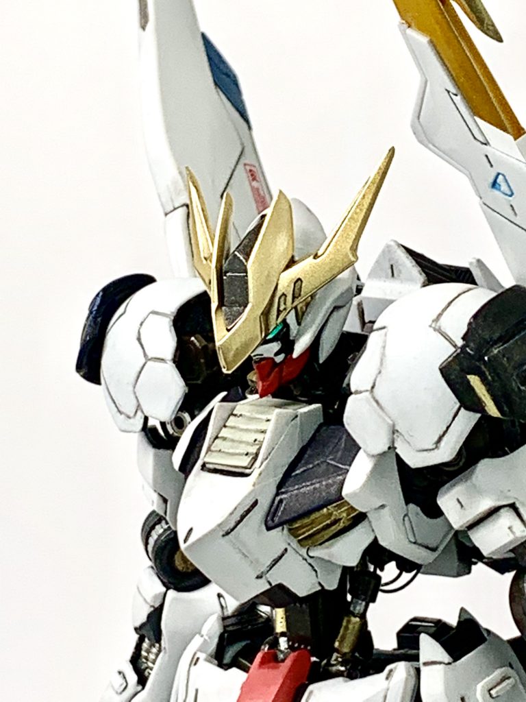 汎用性を考慮し、右腕はルプスのものに変更。尚、ギャラルホルン所属機体なので、鉄華団のマークは削除された。