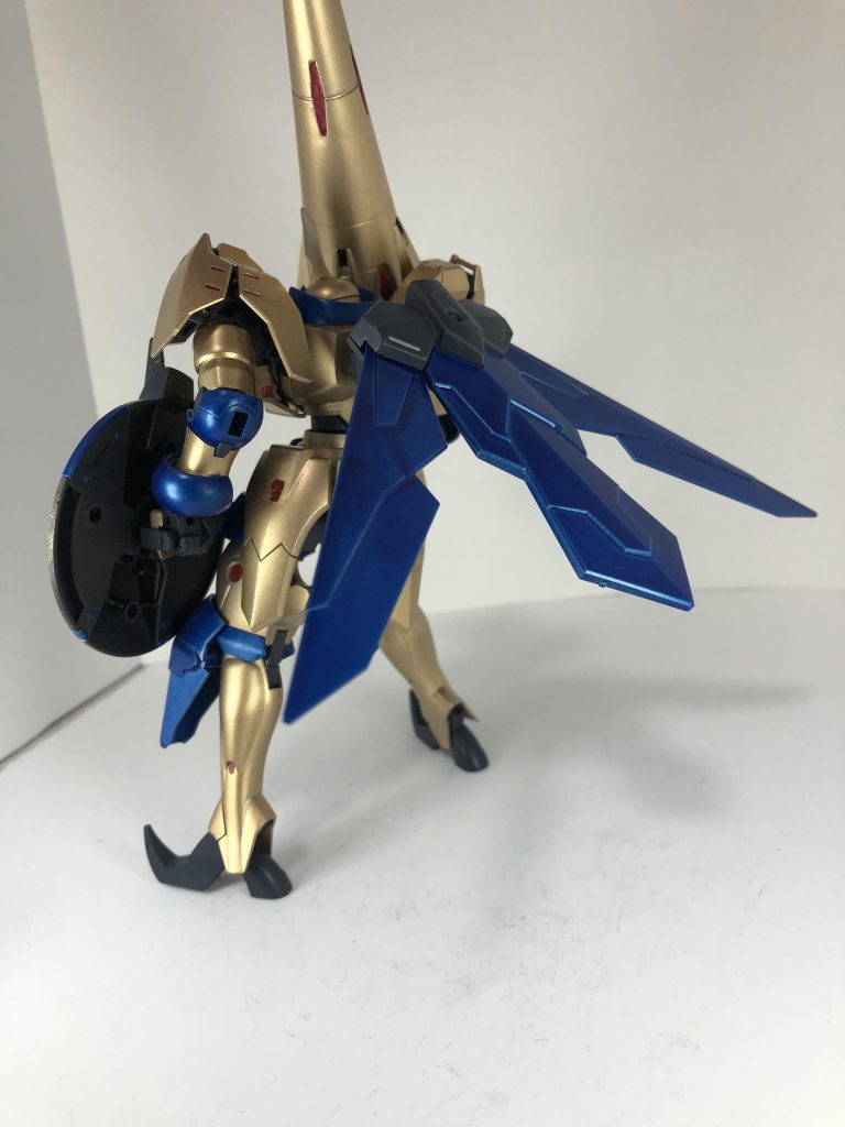 アーマー、マントに内蔵されたスラスターで他のエルドラに無い突進力を得る。