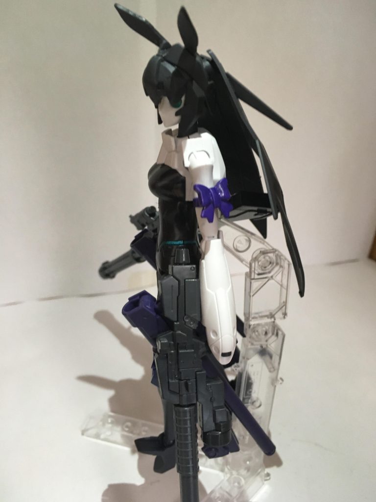 ビームシールドが一個しかついてないので片方はサラのリボンをつけました。もらったって設定なので色味もそっちに合わせた紫です。クールキャラがお姉ちゃんからもらったプレゼントちゃんとつけてる。オタク(僕)はそういうのが好き