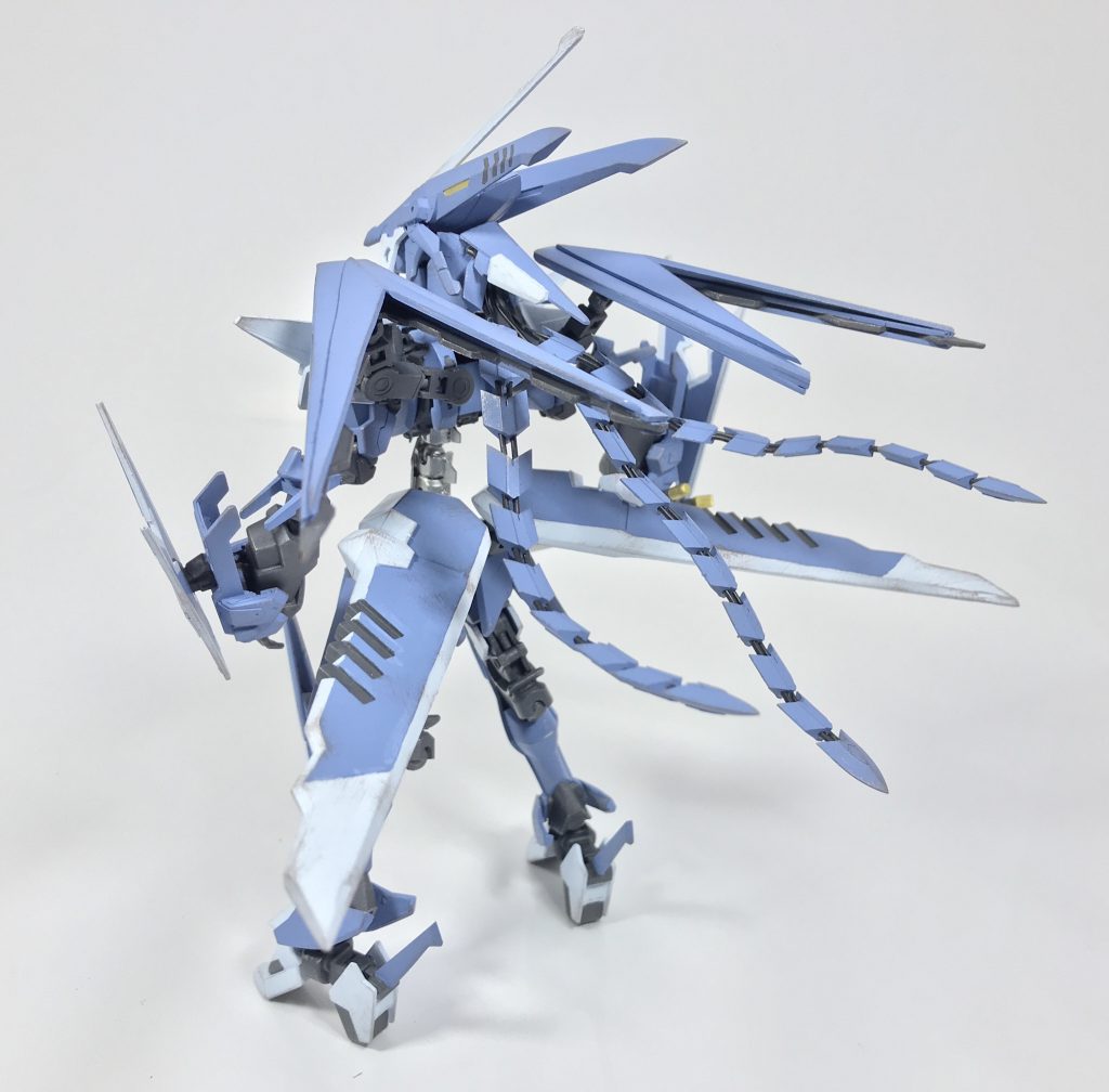 背部のスラスターやウィング、スタビライザーなど。

各部位の正式名称は不明ですが、リッタージェットMk3の名の通り飛行形態への変形時に使用される部位です。

今回はモーフィング装甲による変形(溶けて形が変わる)はどうあがいても再現不可能と飛行形態をオミットしましたが、遊び心ということで人形でも動かせるようにしてみました😌