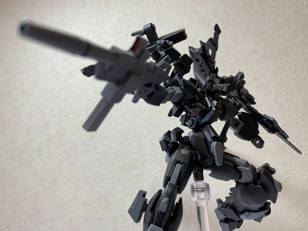 ･専用マシンガン銃身下部にマガジンが存在する、リベリオン用の中近距離用の射撃装備。