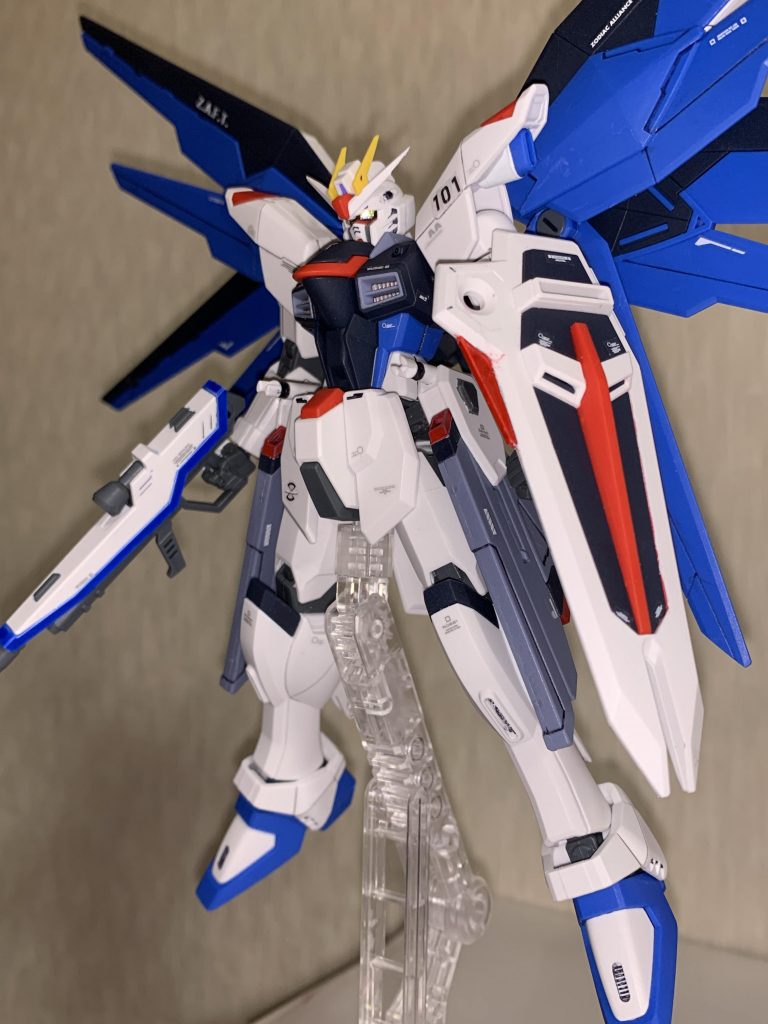 「舞い降りる剣」での印象的なシーン再現から。
メインカメラ、ツインアイは付属の物が光を拾うタイプではないので、市販テープを切り取り使用しています。また胸部の排熱口は、内部をシルバーで塗装してあります。