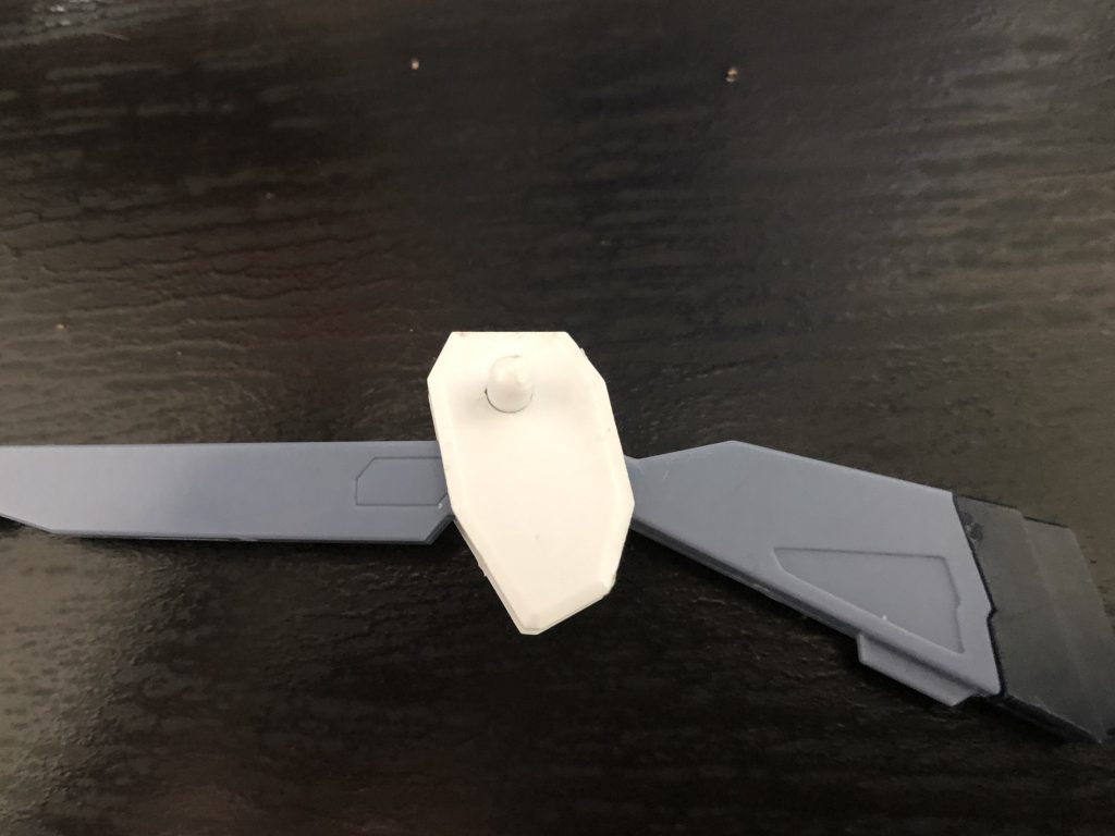 ちなみに、腰部レール砲をストライクに合わせる為にレール砲側に細工しました。
レール砲に付いてたポリキャップを外し余ったライナーの凸部を切り、レール砲の穴に接着。それでストライク側のメスのポリキャップに挿入すると入ります。