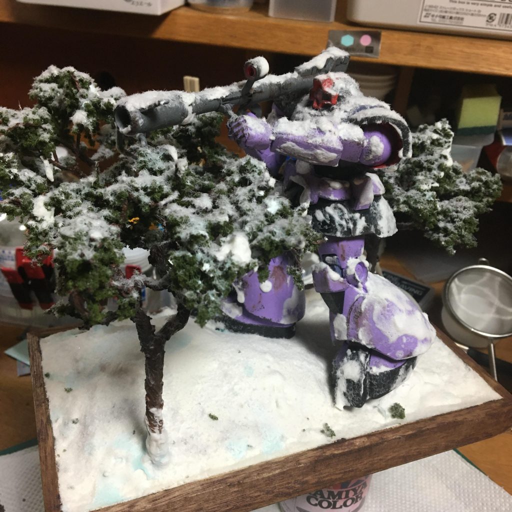 雪が積もった木から狙いすますドム のミニジオラマ–5枚目/制作者:ogagaga