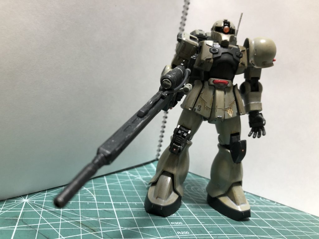 正面から
モノアイはオレンジのクリアパーツに変更左肩と腰部分にピンバイスで穴を開けてコードを接着、各部プラ板とスジボリでディティールアップ、一部デカールを貼り付けが今回の工作になります