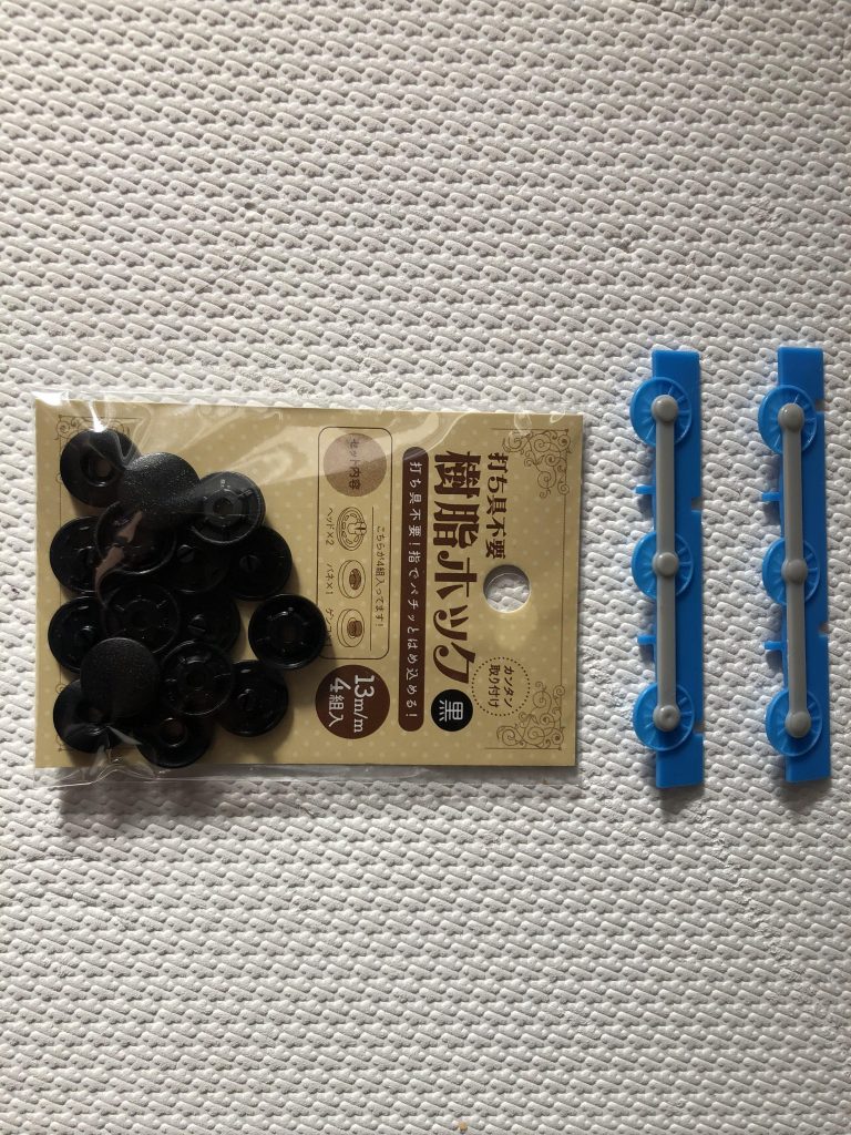 車輪の部分には100均で購入した樹脂ホックを利用。