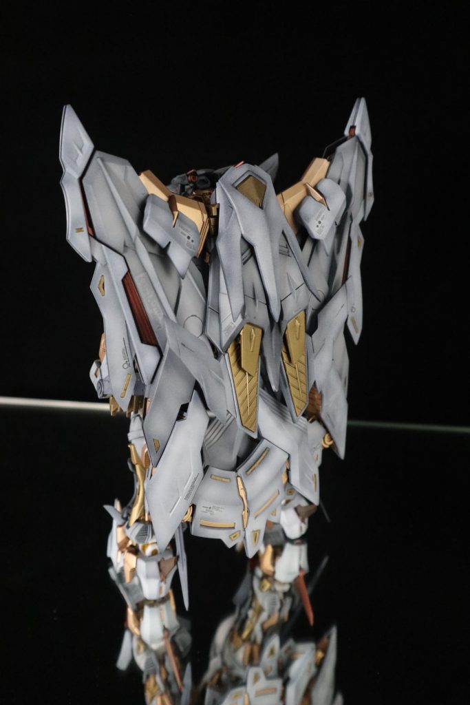 黒立ち上げです。ほぼパーツで塗り分けでます。
白いパーツはEXホワイトと灰色9号。
ゴールドも2色、スターブライトシルバー下地のミスターカラーゴールドとブルーゴールド。
グレーはなんだっけな?片付けたからもうわからないです。
赤いパーツは、ガイアのプリズムメタリックレッドパープルレッドゴールド。
赤きっつい色してんなぁと思ったので全体ぼんやりした感じにしようと思い、若干色変えました。
塗装するにあたってアドバンスドMSジョイントどうしよう?ぴえん。ってなってたらあるお方がアドバイスくれました。外装兼ねてる一部分だけプライマー吹いて塗ってます。
以下取説見ながら画像を交え適当に紹介。
