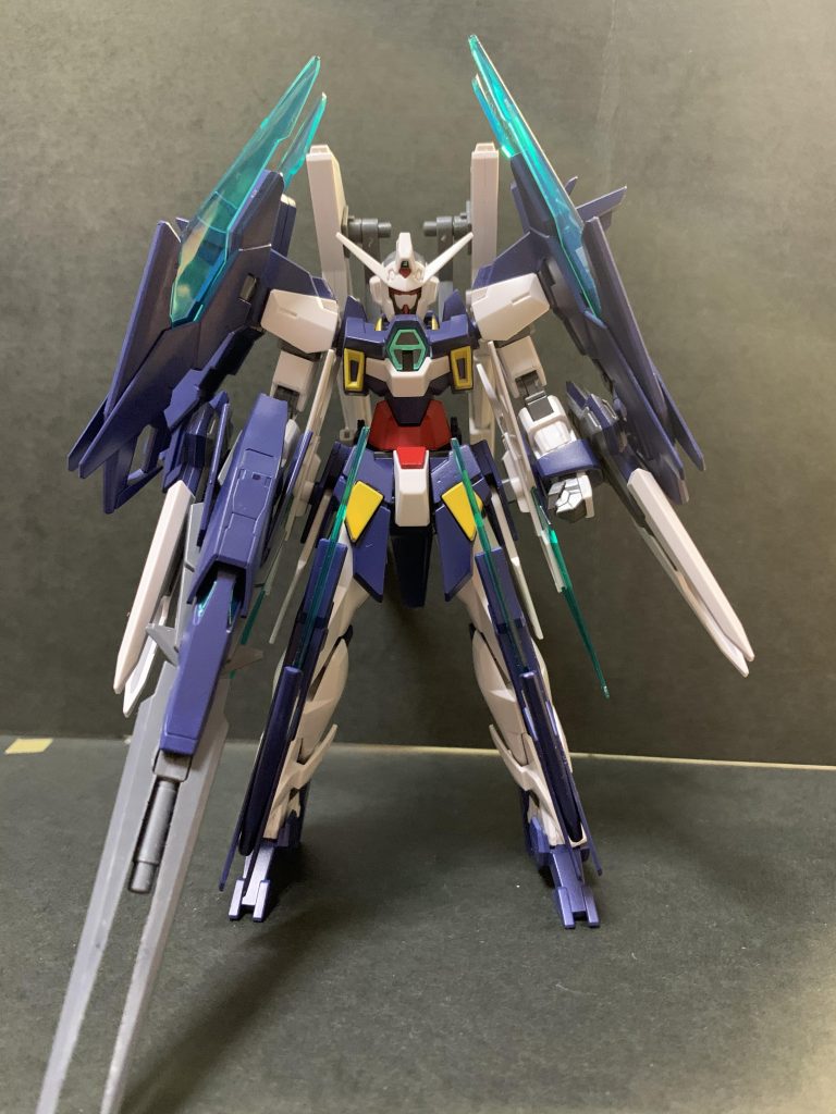 武装:ドッズブラスター、腰部ビームサーベル×2、シールドライフル×2、Fファンネル×6、シグルシールドファンネル×2、シグマシスランチャー×2
ドッズブラスターはハイパードッズライフルの銃口を切り飛ばして別のガンプラの物に交換、ライトニングバックウェポンMk-Ⅱ付属のライフルパーツを両サイドに接着しています
Fファンネルは4つはストレート組みですが、残り2つはグリップ部分を切断、切り口をパテで埋めてあります
シールドライフルはAGE-1フラグランサからそのまま流用し、こちらもストレート組みです
背中のシグマシスランチャーはツインサテライトキャノンにジャンクパーツの3mm穴を接着したのみです