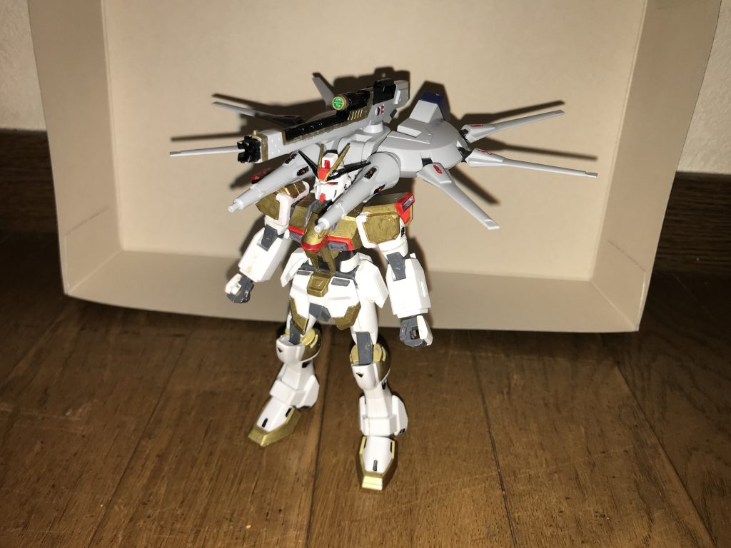 ビームライフル「ZGMF-X666S レジェンドガンダム」と同形状のものだが、カラーリングに金色が追加されており、本機では2丁まで召喚可能。標準のビームライフルを遥かに凌駕する高出力と連射性を実現しており、ナノラミネートアーマーを搭載したMSをも一撃で破壊できるほど。ライフル自体の強度も極めて高く、鈍器として使用することもできる。不使用時には、背部のレジェンドシルエットにマウントする事もできる。他にも、背部にマウントした状態から発砲する機能も備えており、その際には、背部のレジェンドシルエットごと前方に倒すことで照準を定める。