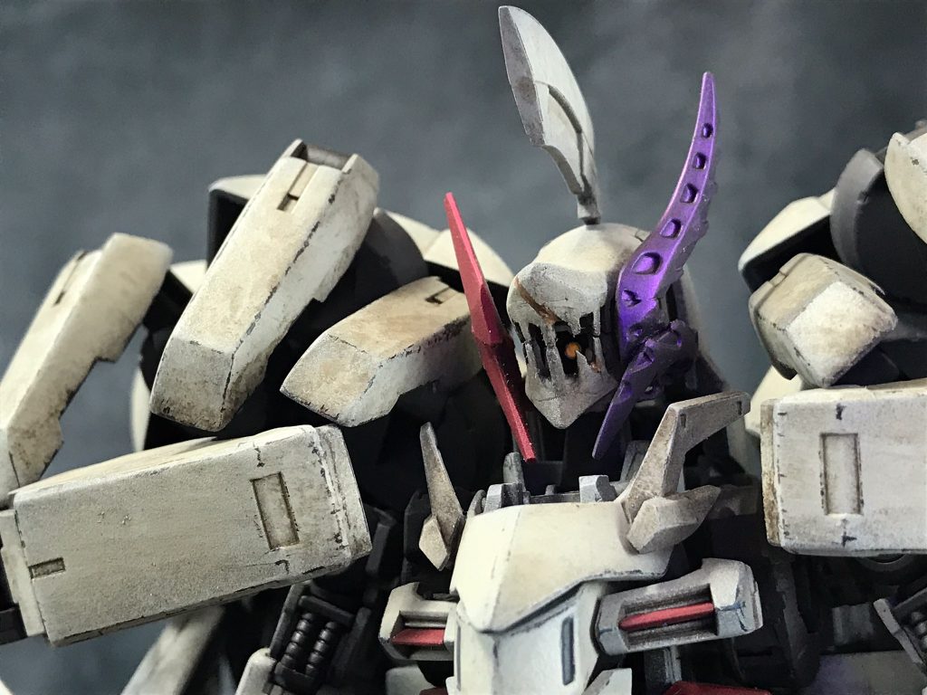 アップで。目線いただきました。
製作中にミスって落下させてしまい、左目のスリットが折れまして。
でもここ、直してもまたすぐ壊れる所でして。
もう面倒くさいので「あれからなんか色々あってボロボロになってる」という設定を盛って、うやむやにする作戦に出ました。