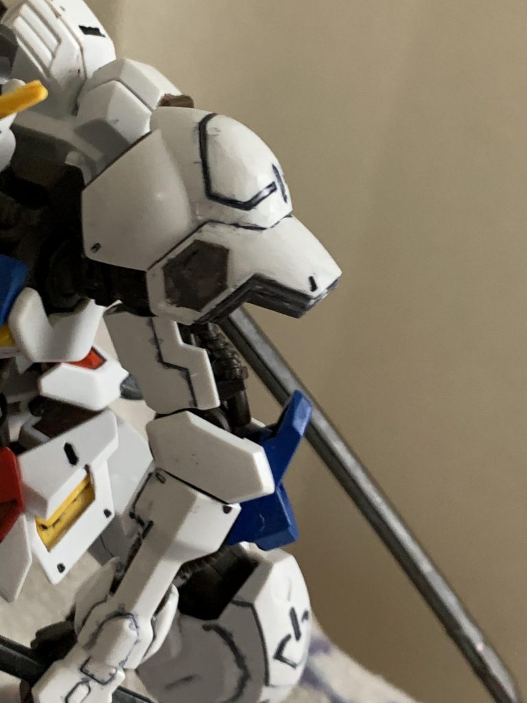 原点では肩パッドの部分が黄色ですが灰色にガンダムマーカー　グレーで塗ってみました！