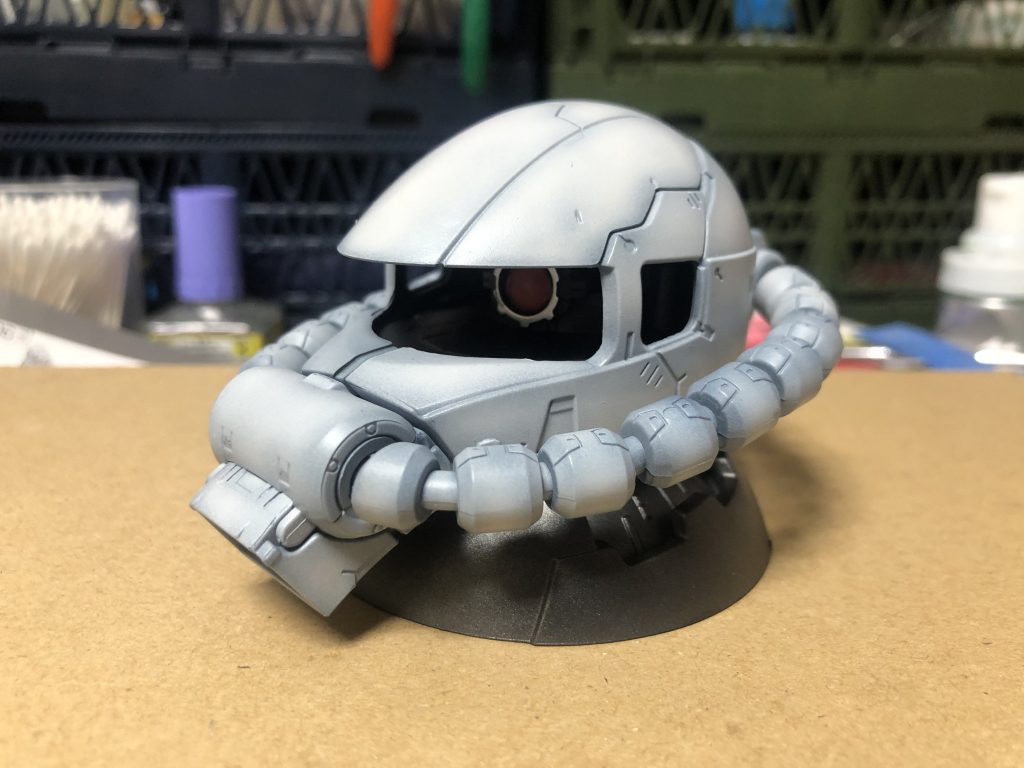 どんな感じになるのか見たくて、ミディアムブルーの上に灰色9号で塗装。
ベースと内部はスターブライトアイアン。
モノアイ周りは塗ってません。
画像になるとまんざらでもないけど実物は青筋みたいで気持ち悪くなっちゃいました。
頭蓋骨っぽいし。
テストしといてよかったε-(´∀`; )