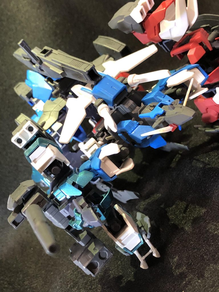 と、いうことで「コアガンダムトリニティFTS」です。
FTSはフォートレスの略で、ZZの飛行形態の名前が確か同じ名前だった気がして、拝借しました。

当初はBSTのみのアイデアでしたが、ふとアースアーマーの状態でコアガンダムの腕を付けられることに気付き、FTS形態も作成しました。