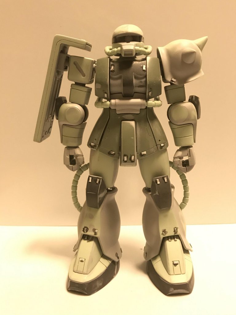 スジボリとプラチップを追加してます。
右肩の斜めはピンバイスで彫りました。
モノアイは改造しなくてもモノアイは動くんですね。