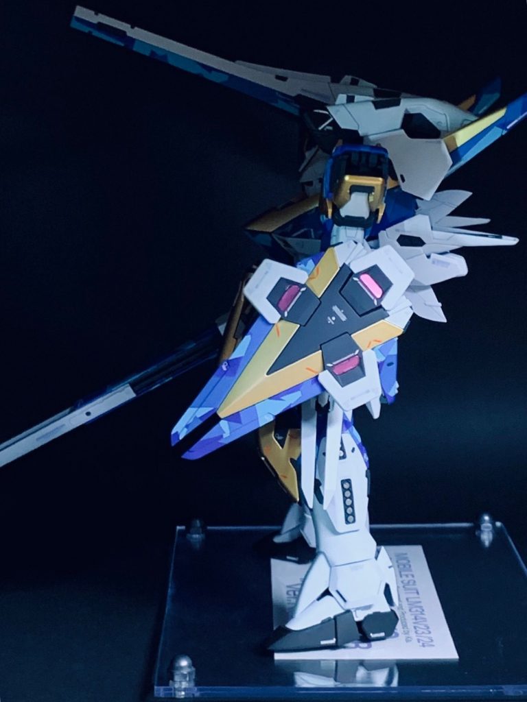 カラーリングは青部分を3色のスプリッター迷彩にして
赤を極力減らしたかったので、メッキ部分のデカールと顔はそのままで
その他の赤のパーツを黒に。デカールはハイキューパーツのブルーのデカールに変えています(^^)
…しかしデカールの青さが意外に薄かったのであまり目立たない…(P_q`)