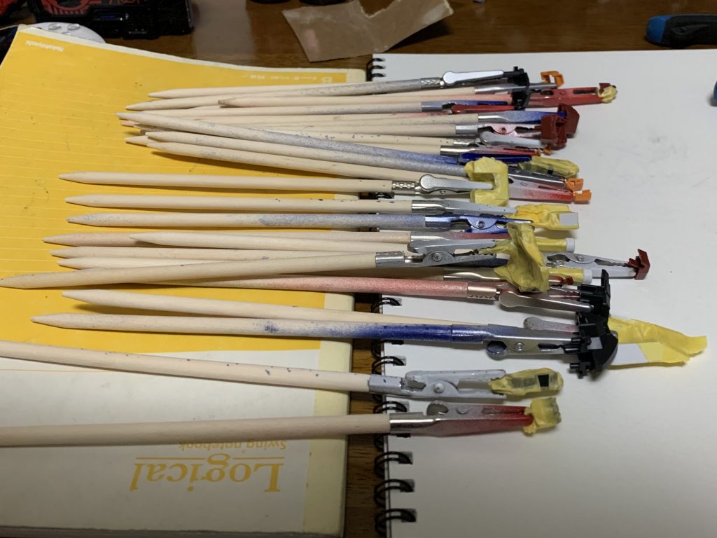 次に塗装。今回は必要最低限の箇所しか塗装しないので初っ端からマスキングします。というか腹部以外は全部メタレッドのみの塗装(^q^)