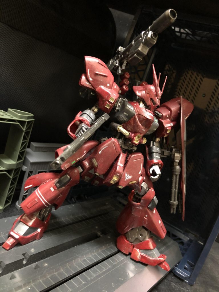 oyz「で、今回の可変ですが。」シャア「バカな!可変と言ったか!?サザビーが可変など聞いた事もないが。」oyz「大佐は、先のアムロとの戦いで、可変改造を受けた、リ・ガズィに翻弄され、サザビーを撃破されています。」シャア「引き分けだが?」oyz「そこでその対策です。目には目を!可変には可変を!やられたらやり返す!....倍返しだっ!!」シャア「半沢直樹か。Σ(´Д` )」oyz「可変しない筈のサザビーが可変したら、アムロはビックリしますよ。」シャア「いいだろう。戦いとは、常に二手三手先を読んで行うものだからな。」