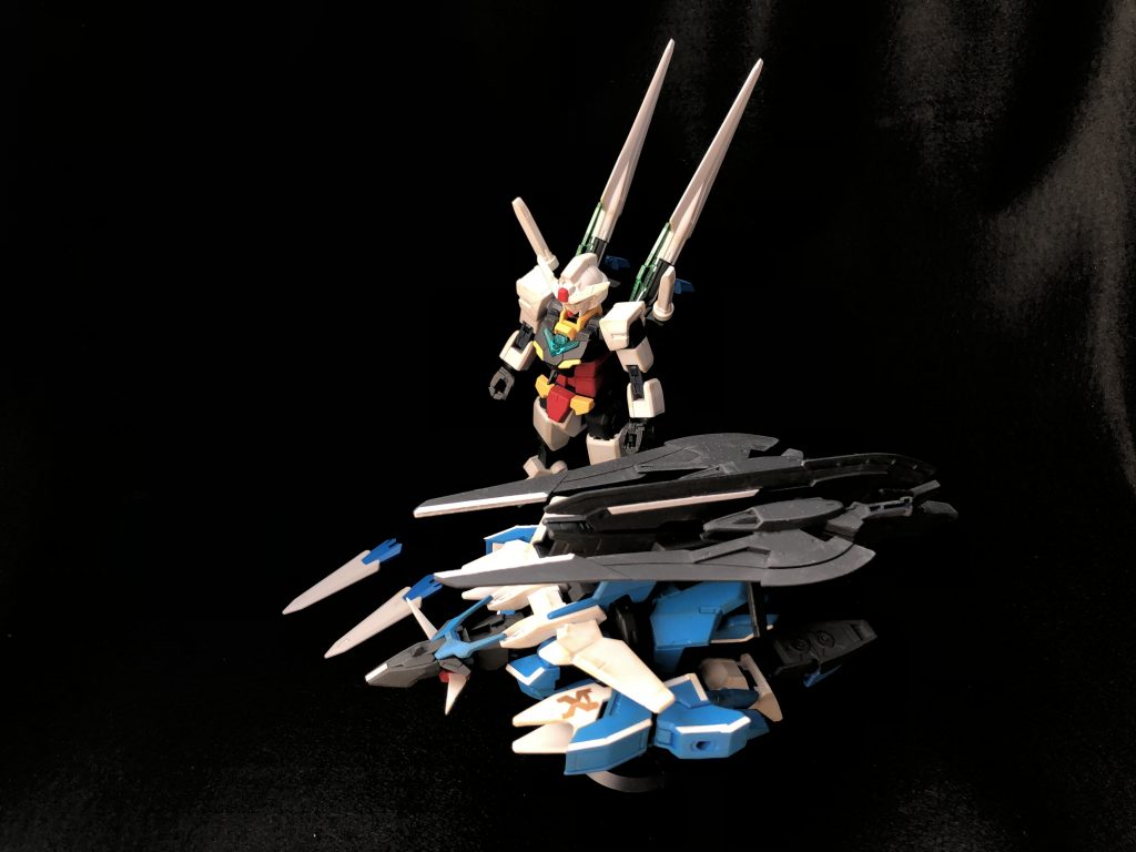 アースアーマーです
ほぼそのままです。
背中にヴィートルーのビームバズーカとマーズフォーのスラッシュブレイドを軸棒で連結させた武器を乗せています
また、足に接続するダガーはアーマー状態では接続できなかったので別で置いてあります
設定的にはファングと同じで、無線操作かつ自力飛行できるものです