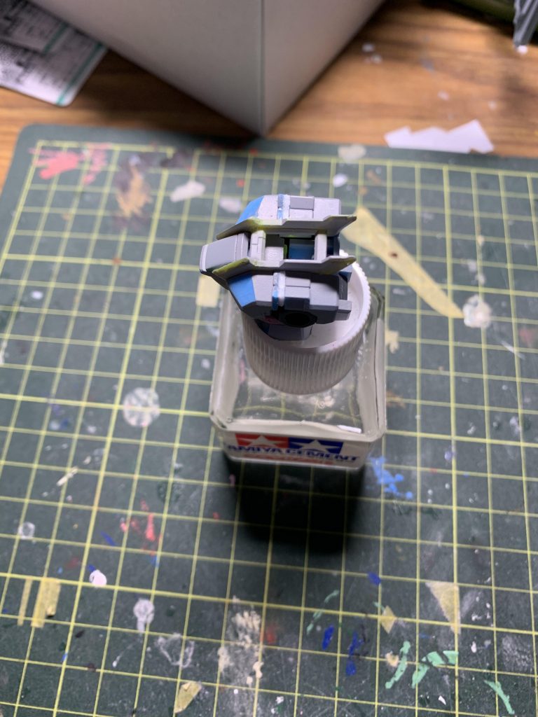 胸部の合わせ目に、1mmプラ板を噛ませて胸部正面ののっぺりした感じを無くしています