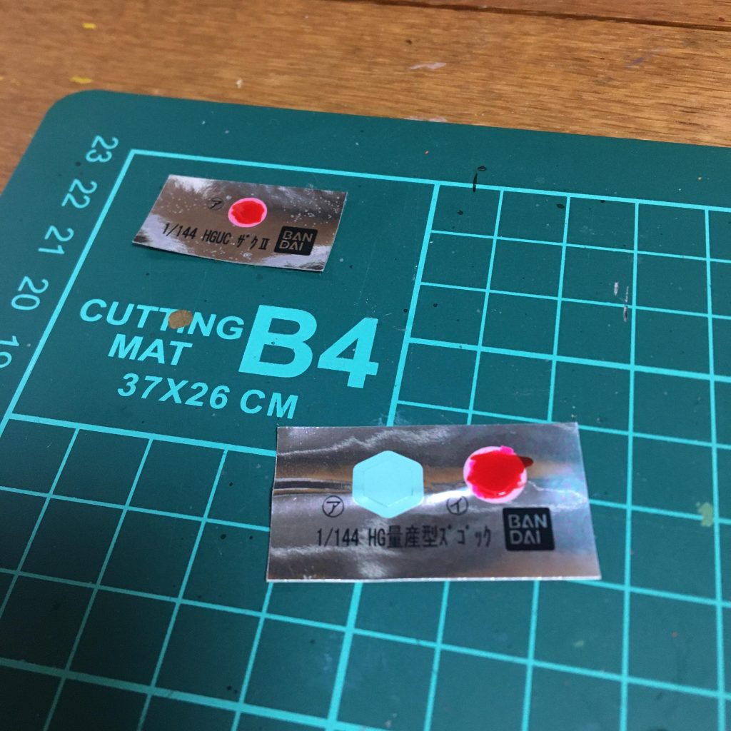 モノアイはシールにクリアレッドを塗ってから貼りました。