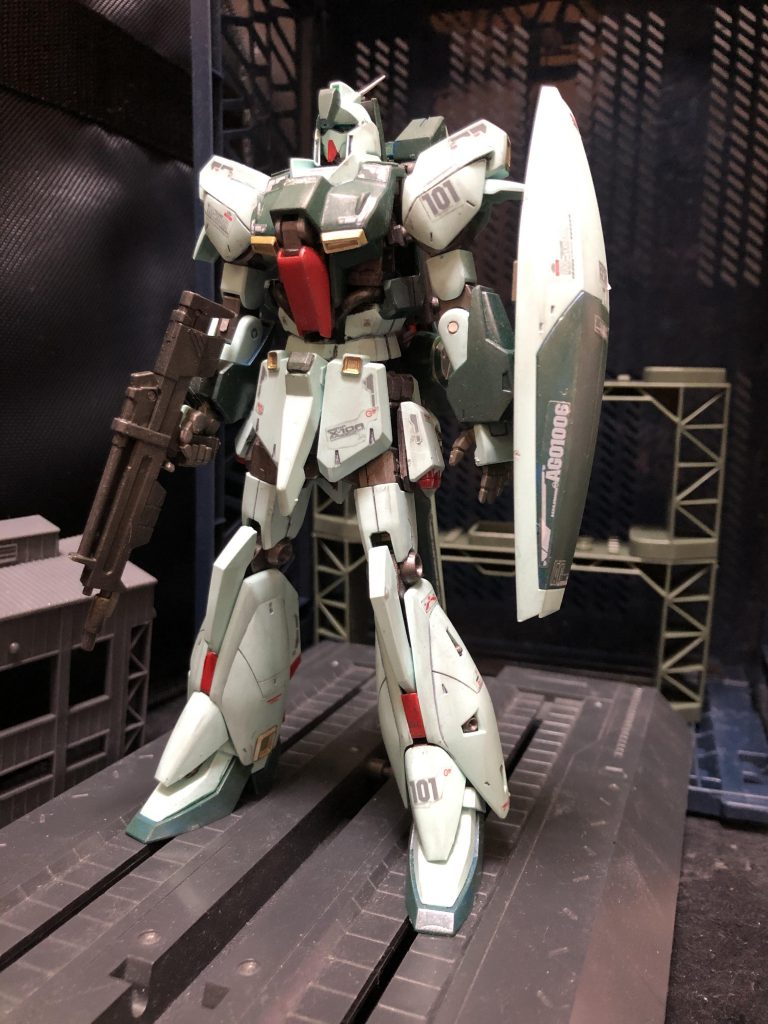 “GUNSTARDOM可変開発室”チェーン 「GUNSTARDOMはネオ・ジオンのモビルスーツも建造してるんですよ」 アムロ 「本当か?」 oyz「勘弁してください。我々、可変開発室は違いますよ。」チェーン「あら本当かしら?あなた、GUNSTAの連邦VSジオン軍の時に散々投稿してたじゃない。」oyz「あれまあ、ご存知でしたか。でもZZの時のです。宇宙世紀的には2年以上前の話です。勘弁して下さい。」アムロ 「それがモデラーってもんだものな。」
チェーン 「oyz室長、私をラーカイラムのクルーって信用してくれなかったんですよ」 アムロ 「チェーンがチャーミングすぎるからさ。」チェーン 「まあ。」oyz「アムロさんも、すっかり垢抜けましたね〜。その台詞っ!」