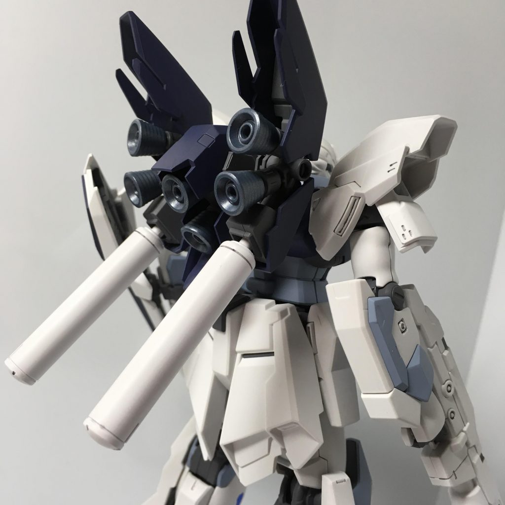 写真だと蛍光灯の光で若干暖色寄りのホワイトに見えますが実物は冷たい感じです(ガイアノーツ コールドホワイトを使用)
ツインアイもライトブルーで塗りましたがあまり目立たず...