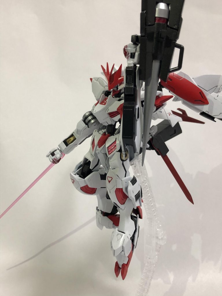 主な武装はヴァルキュリアバスターソードとメガランチャー、テイルブレード、ヴィクトリアソード(バエルソード)、ビームバルカンとしても使えるビームサーベルを腕部に固定武装として装備しています。ちなみにサーベルの柄自体がアトラスのものを使用。