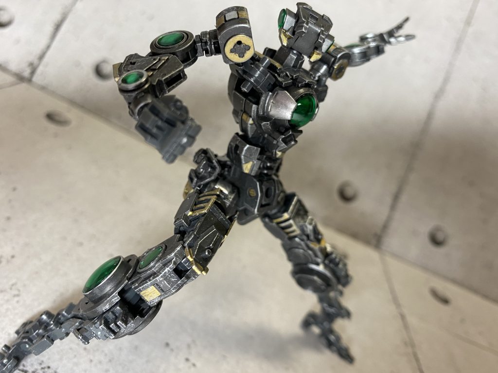 てきとーにポーズ①
クリアパーツが結構色付いてるからどこまで素体塗ったの分かるかは付けてみないと分からん……