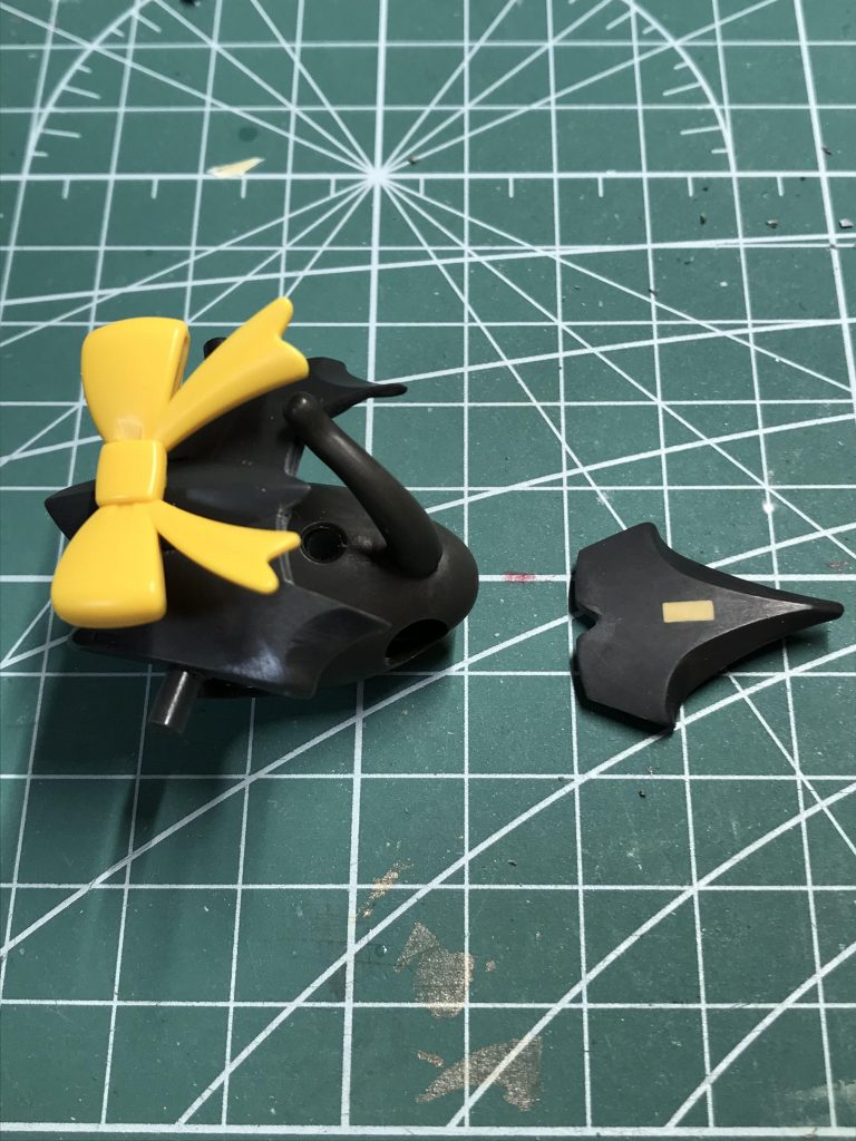 ノーマルのプチッガイと違い、長い尻尾が羽根と干渉するため、羽根の下半分を切断し…